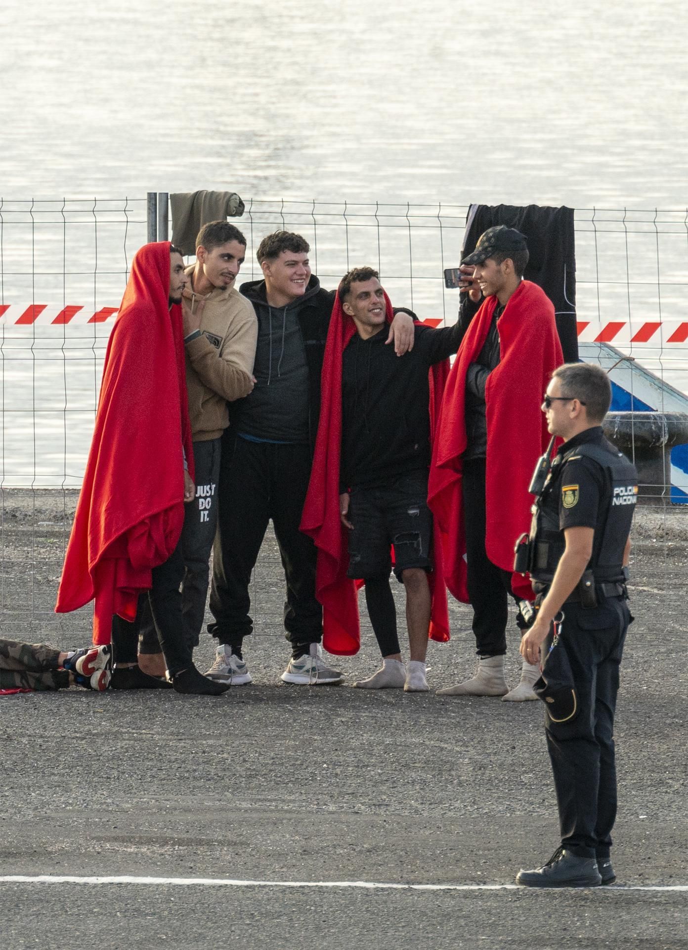 Algunos de los migrantes rescatados en la tarde de este pasado martes cerca de Lanzarote