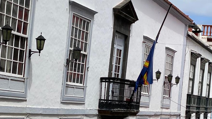 Bandera a media asta del Real Club Náutico de Santa Cruz de La Palma.