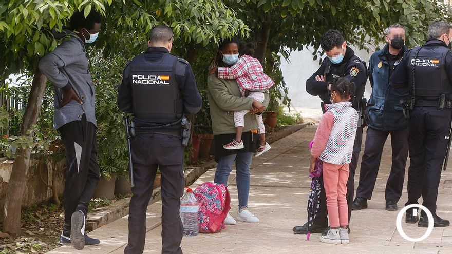 Isabell junto a su hermano y sus hijas abandona la vivienda después de ser desahuciada