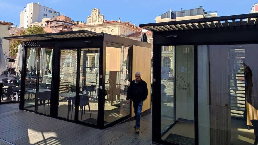 Los veladores ilegales de la plaza de San Marcelo se mantienen pese a pagar una multa cuya cifra oculta la Junta