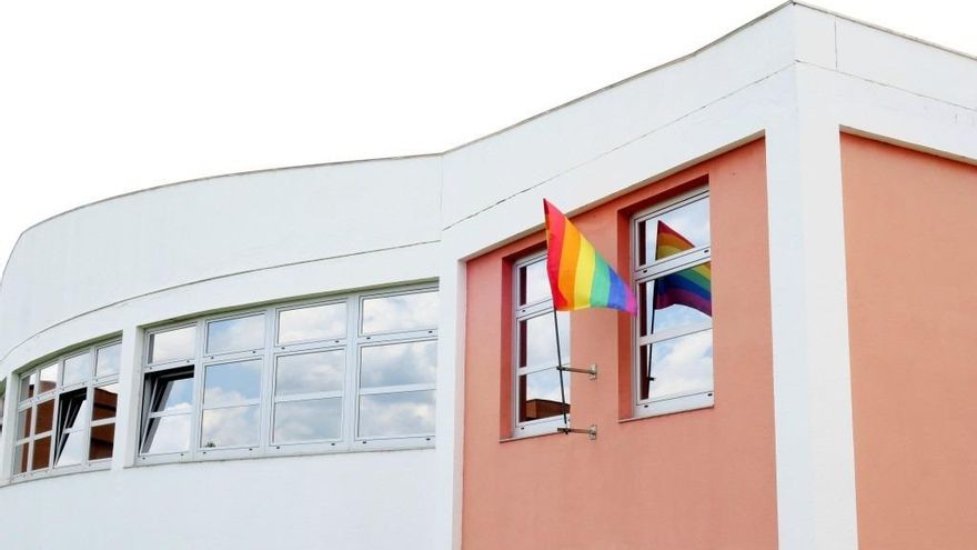 Bandera del movimiento LGTBIQ+ en el Campus de Vegazana de la Universidad de León.