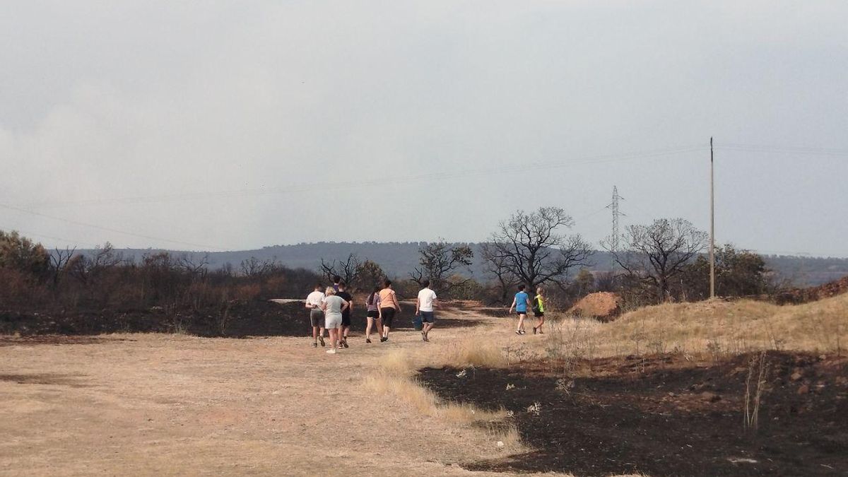 Vecinos de la localdad de Castrocalbón, una de las afectadas por los incendios del suroeste de la provincia de León.