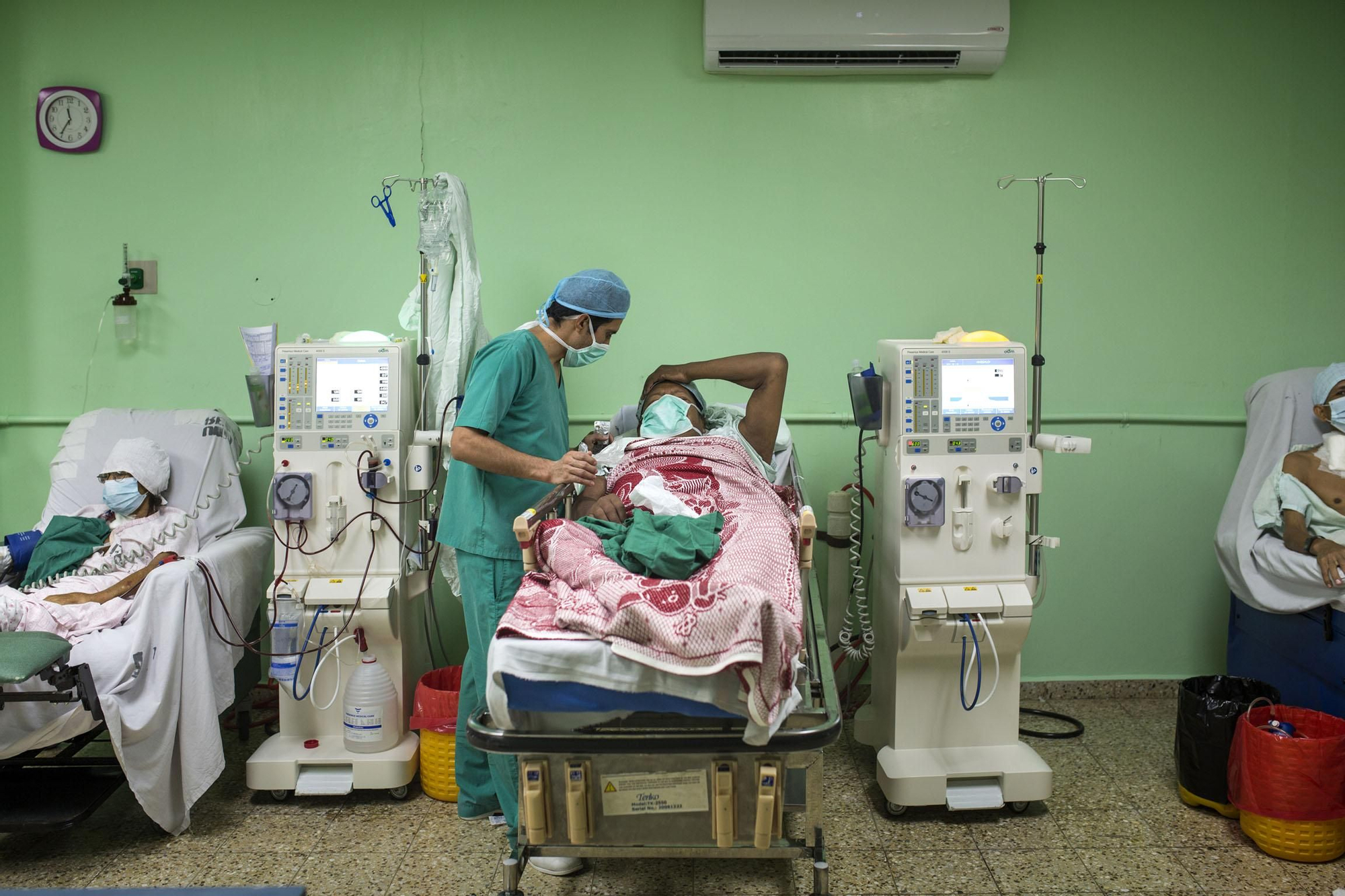 En el Hospital de Usulután hay seis maquinas de diálisis y la espera suele ser de unas 60 personas. Aunque el tratamiento es gratuito para los pacientes de enfermedades renales, no siempre hay medicinas y las tienen que comprar los propios afectados. La insuficiencia renal debida a la exposición directa a pesticidas y la contaminación de la tierra y el agua en El Salvador mata entre 800 y 500 personas al año según fuentes de el propio país.
