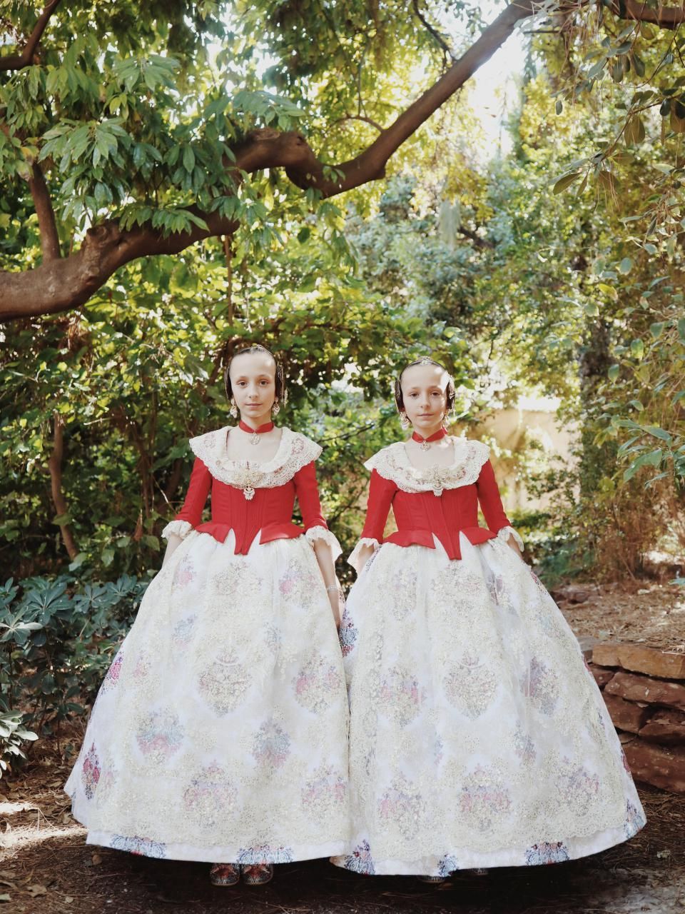 © Luisa Dörr. 'Falleras'. Las mujeres y las niñas se ponen vestidos de fallera para el festival de las Fallas de Valencia. Inspirados en la ropa usada hace siglos por mujeres que trabajan en los campos de arroz de la ciudad, los vestidos han cambiado con el tiempo y ahora son creaciones elaboradas que pueden costar más de 1.000 €.
