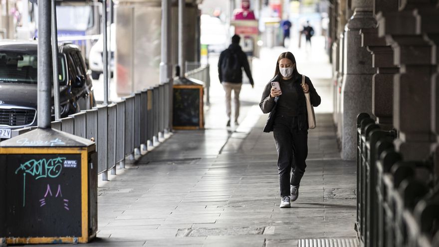 La gente camina por la calle Flinders en Melbourne, Victoria, Australia, 11 de agosto de 2021.  EFE/EPA/DANIEL POCKETT