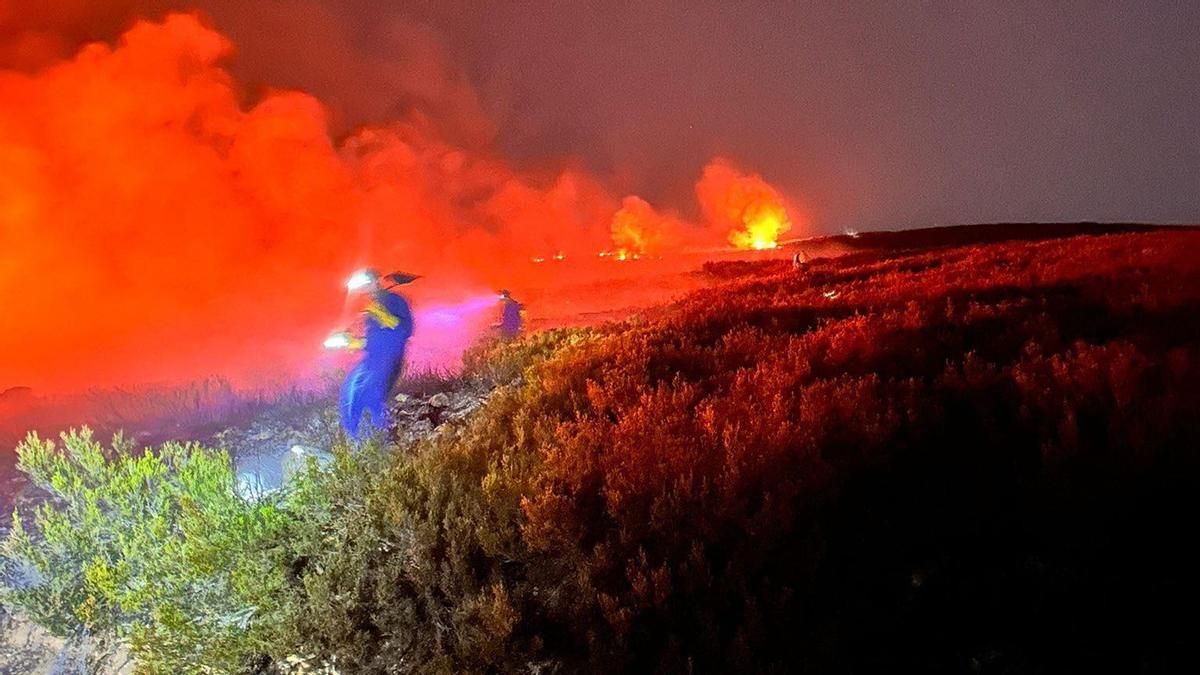 Incendio que afecta a Anllares del Sil en el entorno del Pico del Miro.