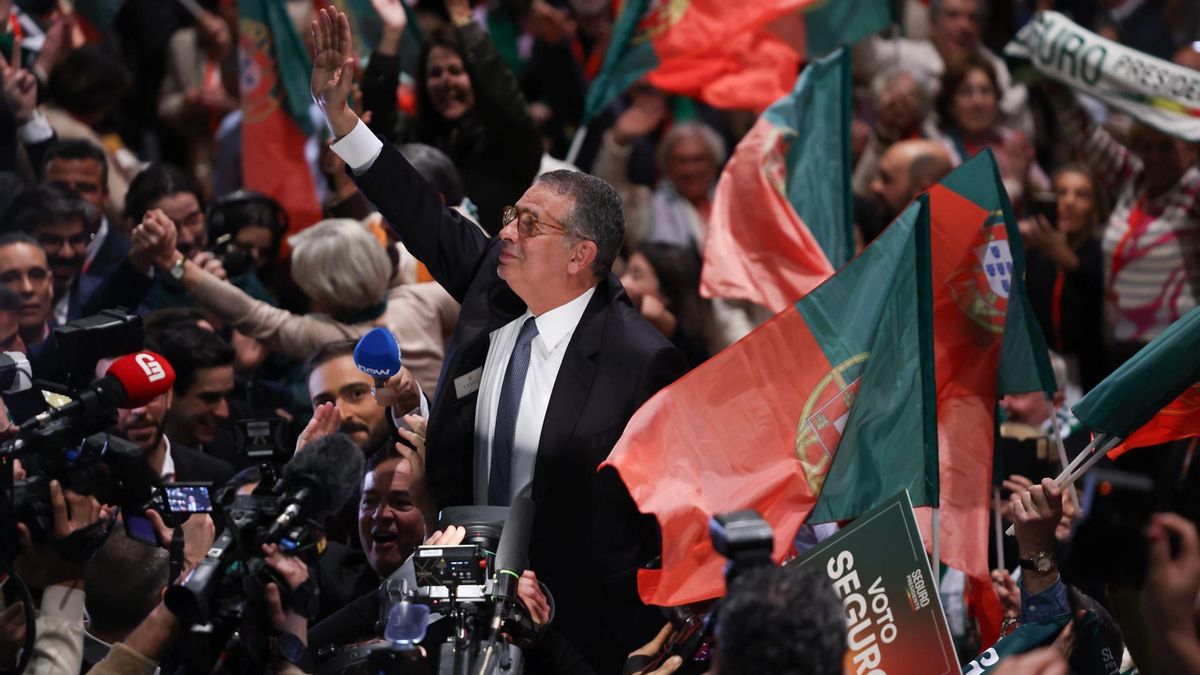 El socialista António José Seguro arrasa al ultra André Ventura en las presidenciales de Portugal