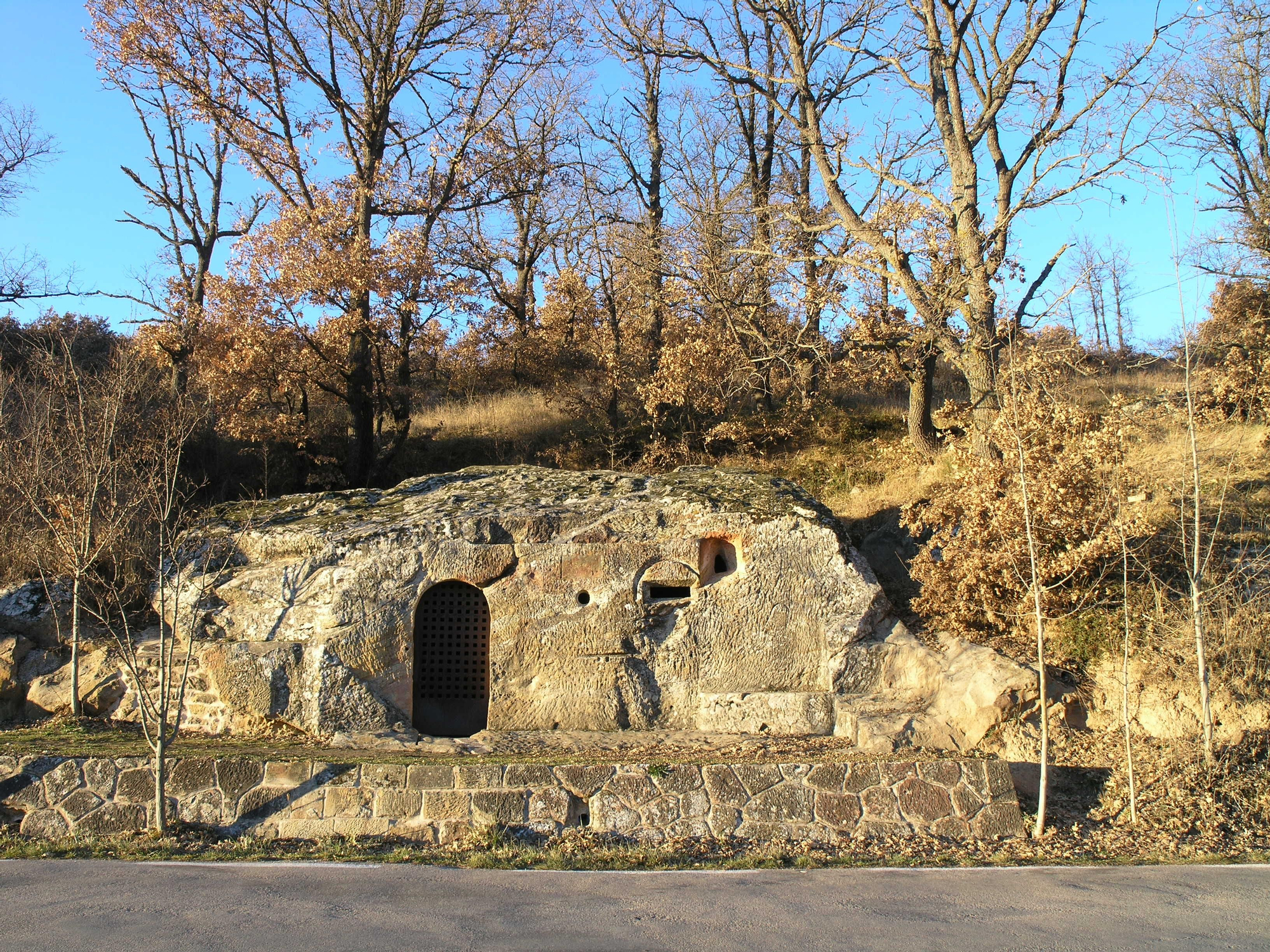 Iglesia rupestre de Cadalso.