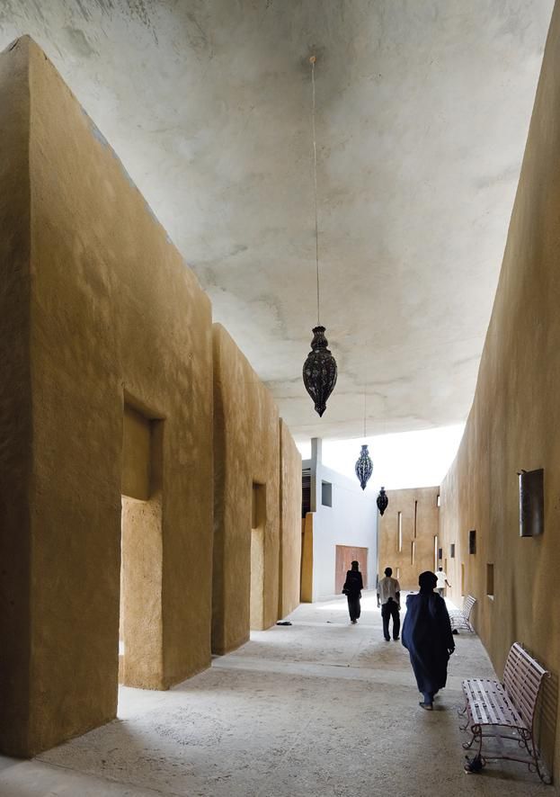 DHK Architects, Instituto Ahmed Baba, Tombuctú, Mali, foto Iwan Baan Situado junto a la madrasa de Sankore, y siguiendo la tradición universitaria de la ciudad de Tombuctú —que durante los siglos XV y XVI fue capital intelectual y centro para la difusión del islam en toda África—, el Instituto Ahmed Baba custodia valiosos textos, algunos de los cuales se remontan al siglo VIII, en un edificio que cuenta también con auditorio, biblioteca, talleres, zonas de restauración de libros y residencia para visitantes.