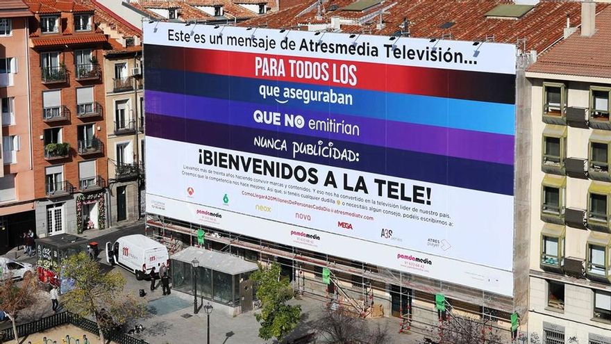 La lona gigante de Atresmedia con dardo a las plataformas por incluir publicidad: "Bienvenidos a la tele"