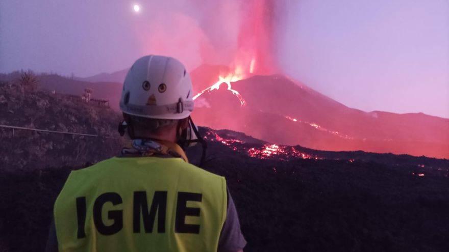 Los científicos vigilan el volcán de Cumbre Vieja por "tierra, mar y aire minuto a minuto"