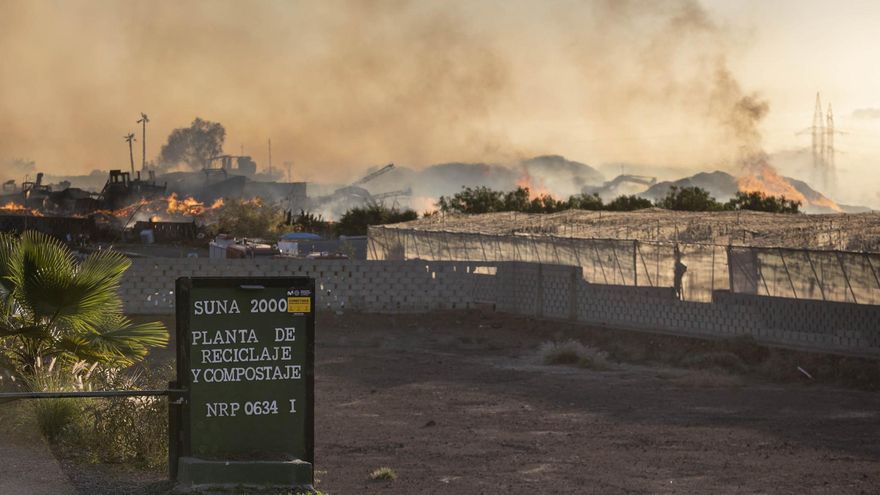 El incendio en la planta de compostaje de Arona va a menos, pero sigue generando bastante humo