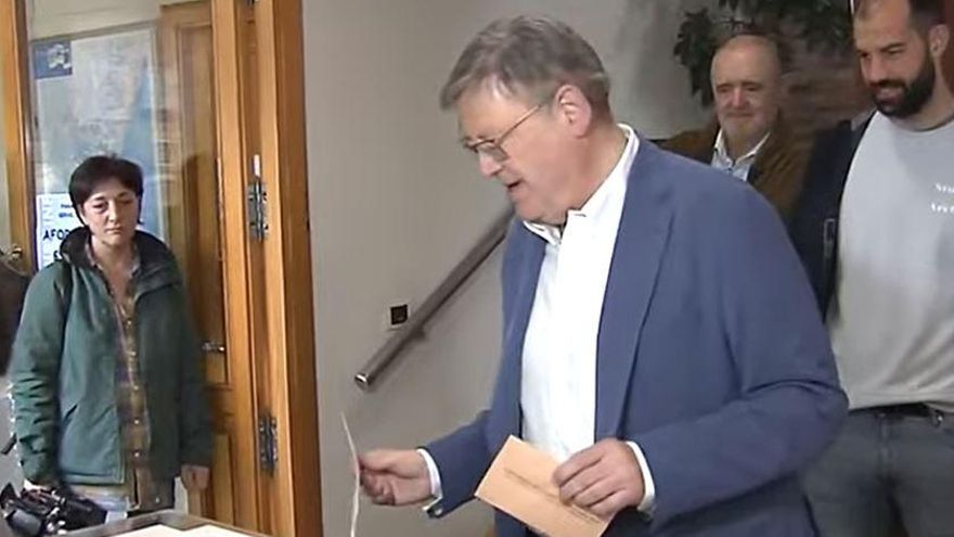 Ximo Puig deposita su voto este 28M