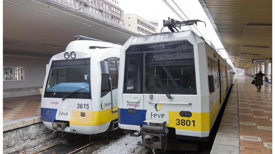 Trenes de Feve en la estación de Santander.