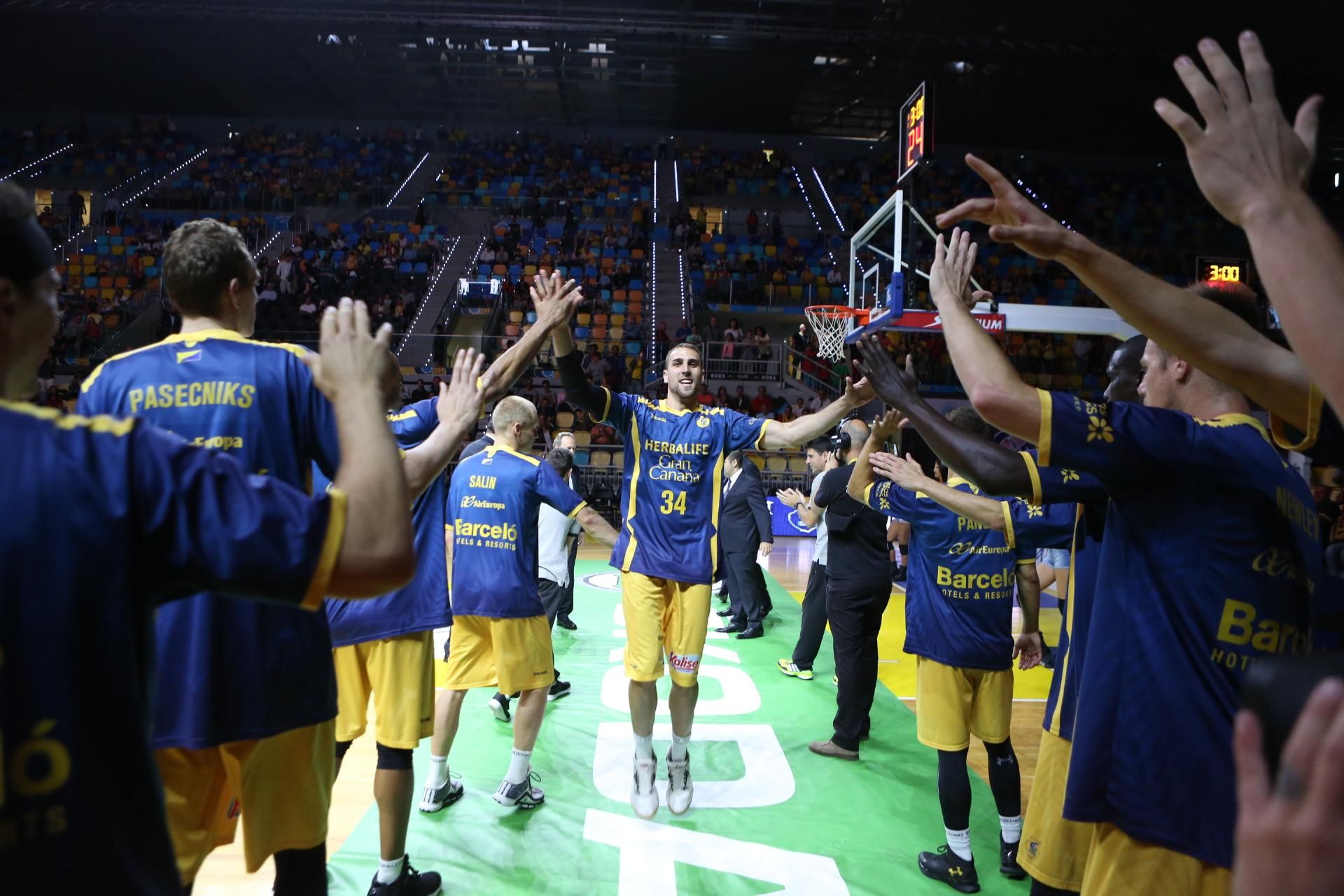 Imágenes del partido entre el Herbalife Gran Canaria y el Movistar Estudiantes. (Alejandro Ramos).