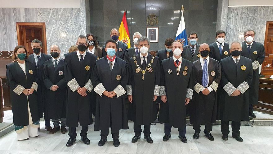El nuevo presidente del Tribunal Superior de Justicia de Canarias (TSJC), Juan Luis Lorenzo Bragado (5i), tomó posesión de su cargo este martes en un acto celebrado en Las Palmas de Gran Canaria y presidido por el presidente del Consejo General del Poder Judicial y del Tribunal Supremo, Carlos Lesmes (c)