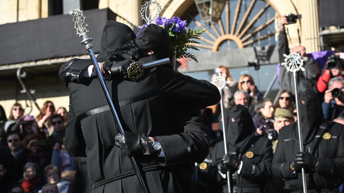 'El Encuentro' entre San Juan y La Dolorosa abarrota la Plaza Mayor de León