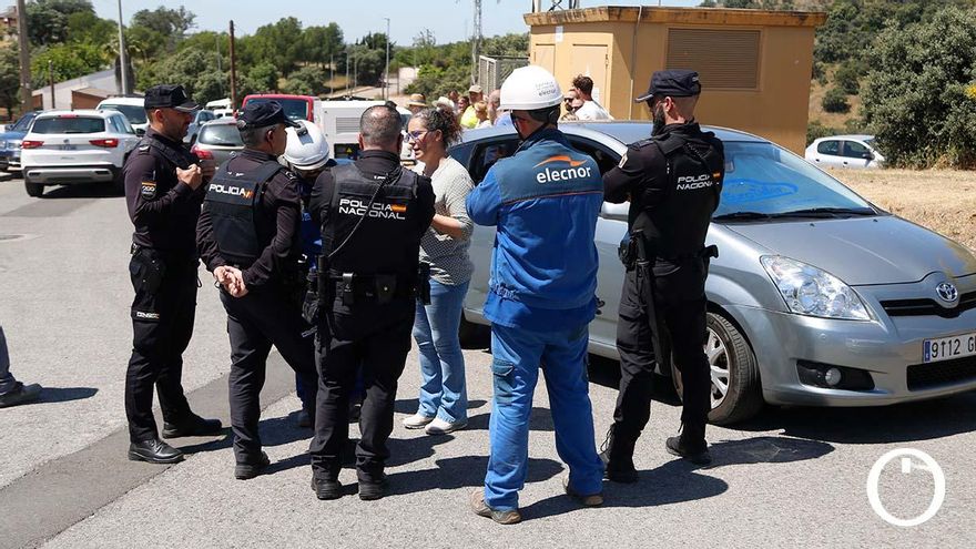 La Policía acude a Encinares de Alcolea para evitar altercados entre vecinos y técnicos de Endesa