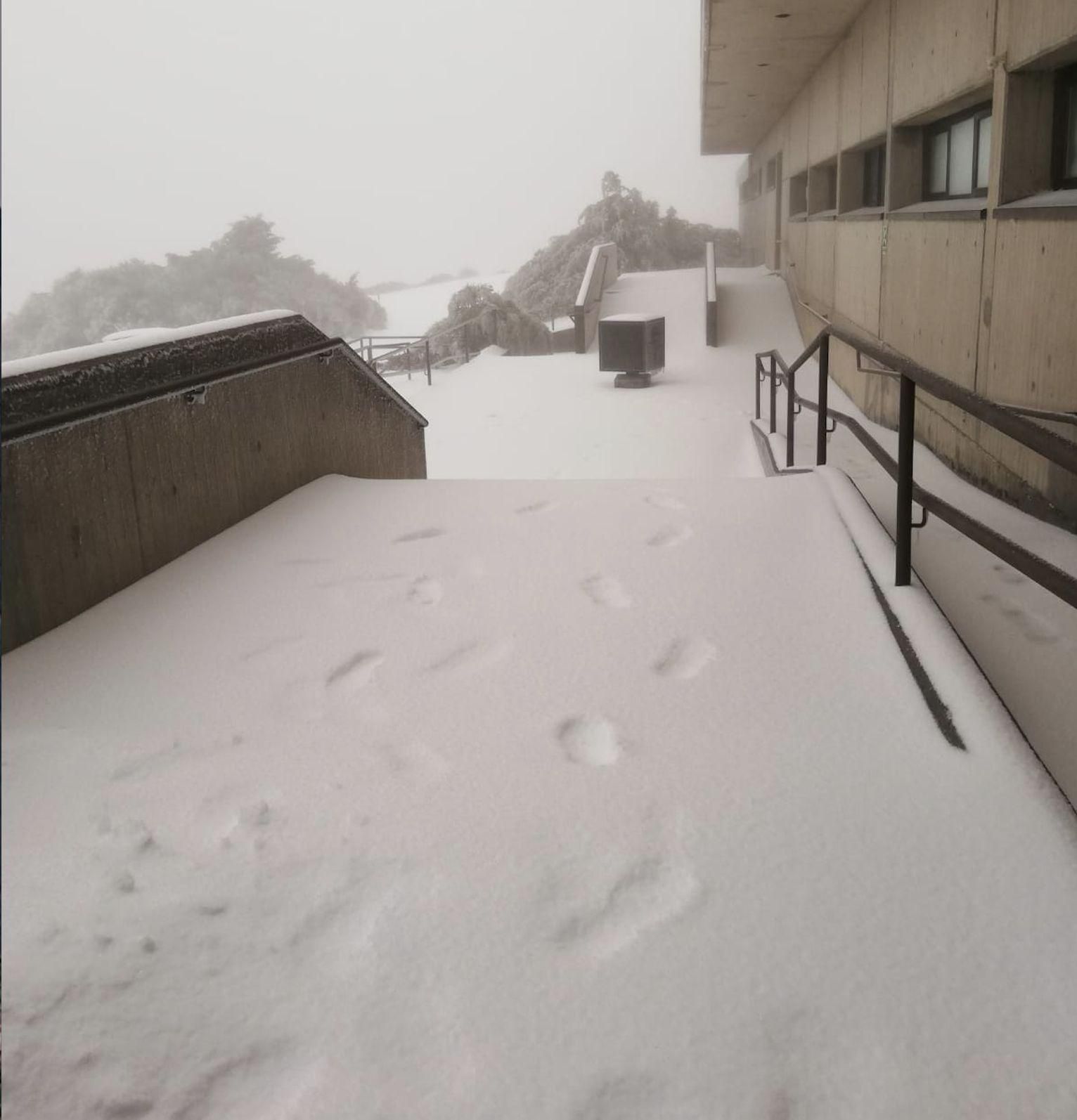 Acceso a la residencia del IAC en el Observatorio del Roque de Los Muchachos, este viernes, cubierto de nieve.