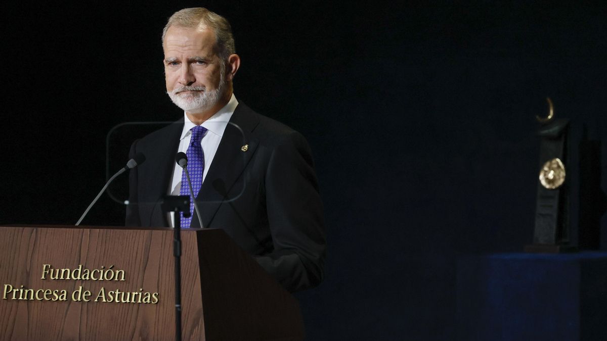 OVIEDO, 23/10/2026.- El rey Felipe VI interviene durante la ceremonia de entrega de los Premios Princesa de Asturias 2026 que se celebra este viernes en el Teatro Campoamor de Oviedo. EFE/ Ballesteros.