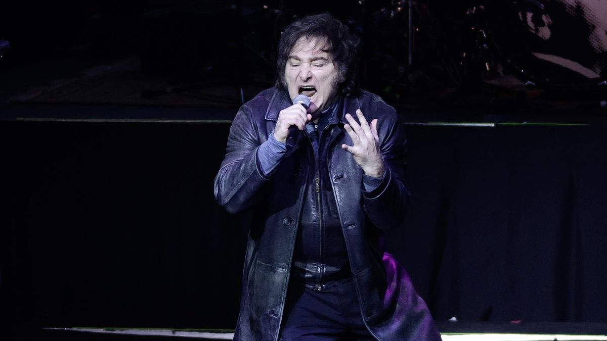 El presidente Javier Milei juega a ser una estrella del rock and roll en medio de la tormenta política que acorrala su gobierno.