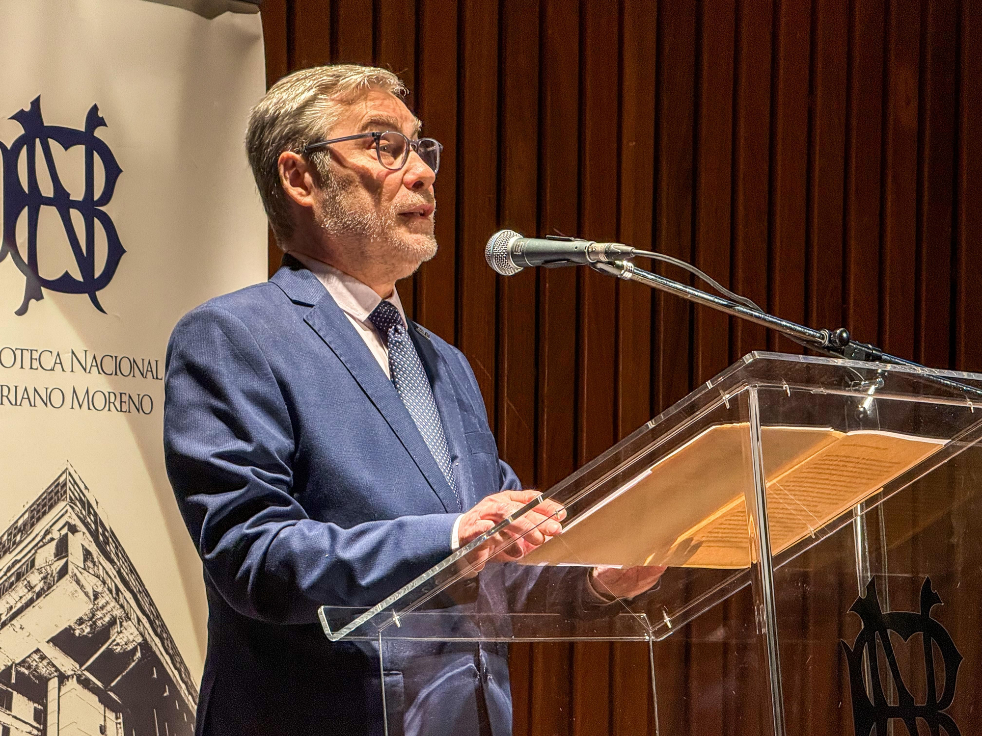 Ezequiel Martínez, director de la Fundación El Libro, en su discurso con anuncios sobre la edición 50 de la Feria Internacional del Libro de Buenos Aires.