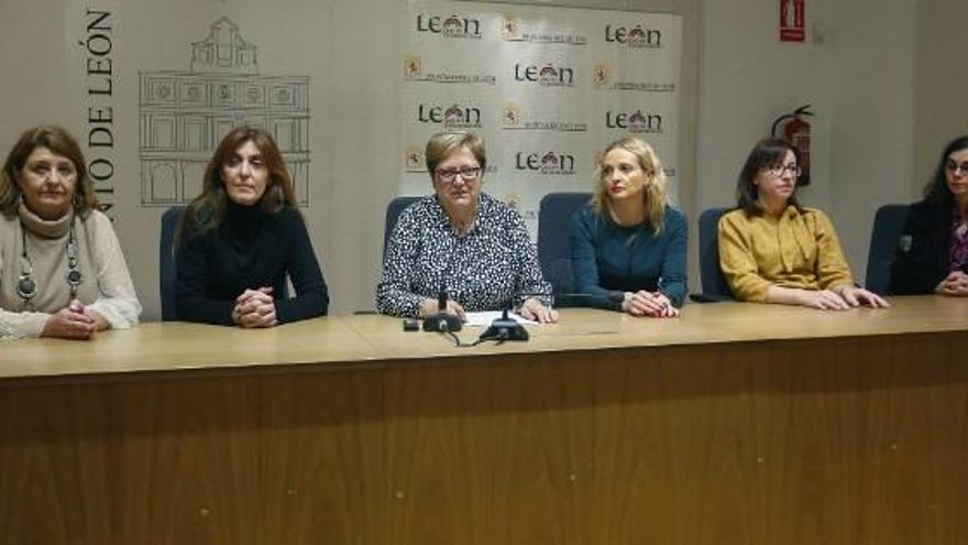 Carlos S. Campillo / ICAL La concejala de Mayores del Ayuntamiento de León, Lourdes González, presenta la campaña ‘La Navidad en compañía’.