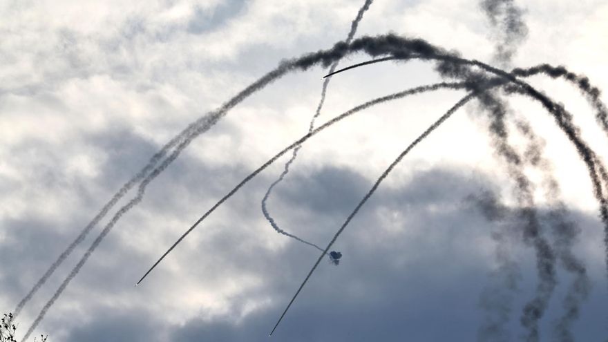 El sistema de defensa aérea de Israel intercepta proyectiles lanzados desde el Líbano hacia el norte de Israel en medio de los enfrentamientos transfronterizos.