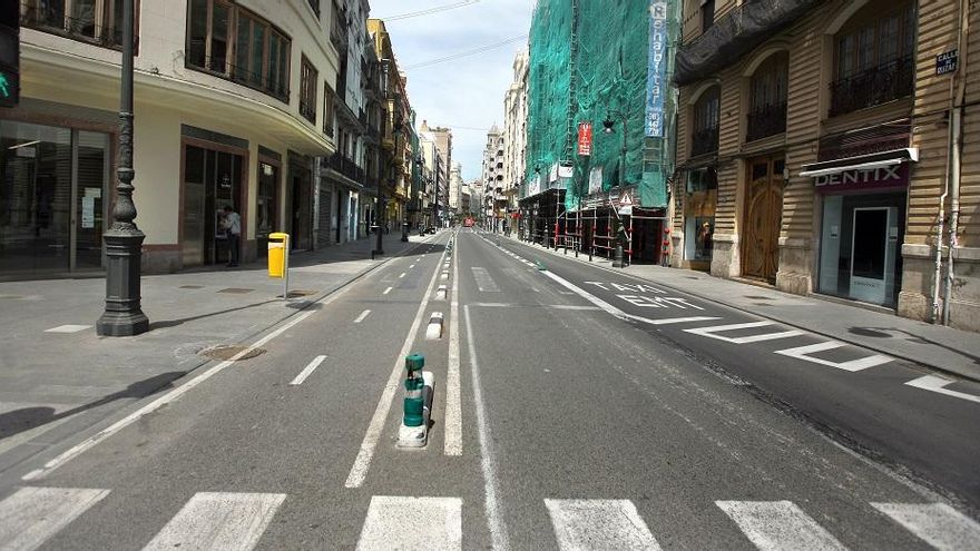 Un carrer Russafa, a València, quasi desèrtic per l'estat d'alarma a causa de la COVID-19.