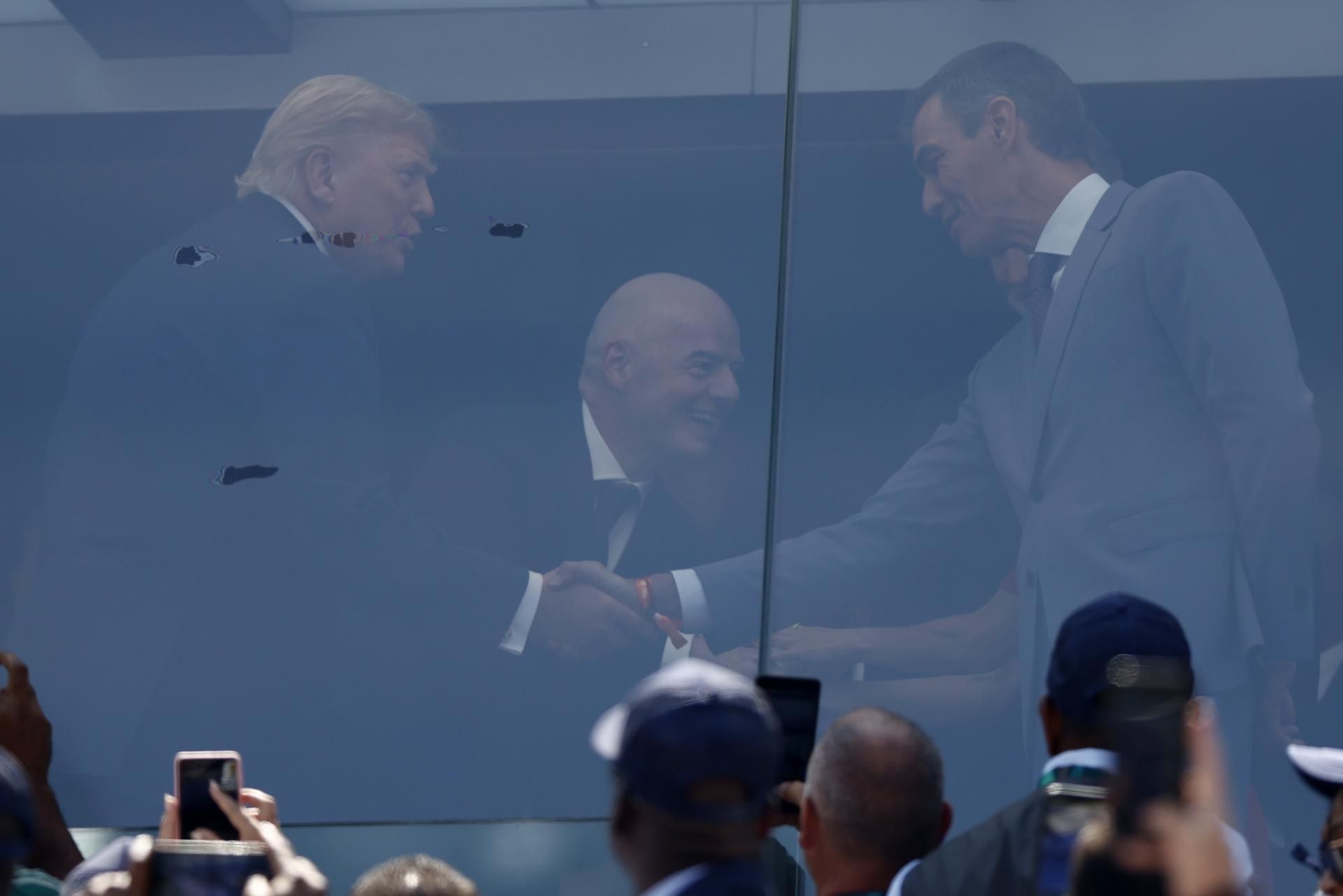 El esperado saludo entre Donald Trump y Pedro Sánchez