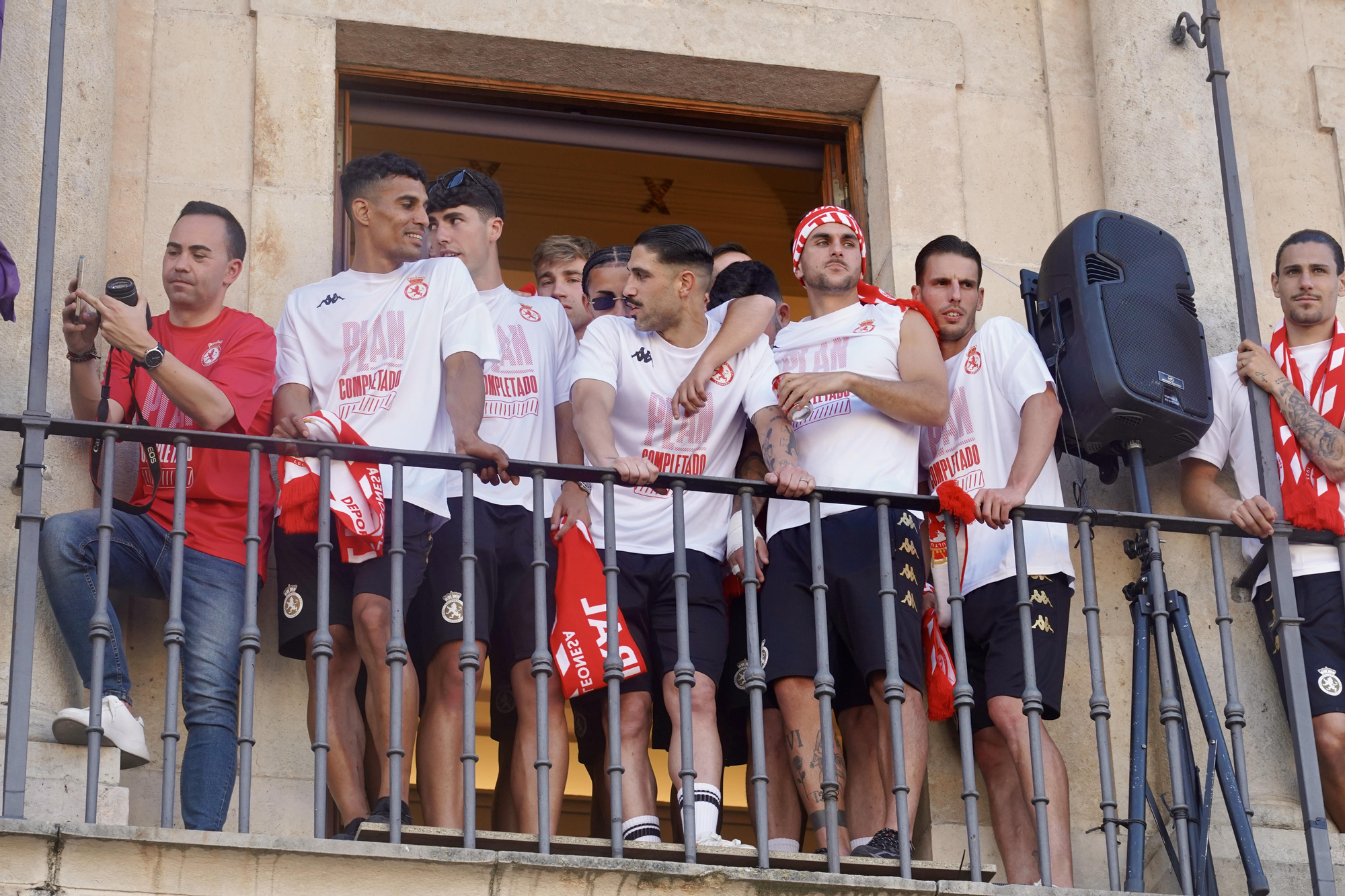 La Cultural recibe el homenaje del Ayuntamiento de León y un baño de masas de aficionados por su ascenso a Segunda