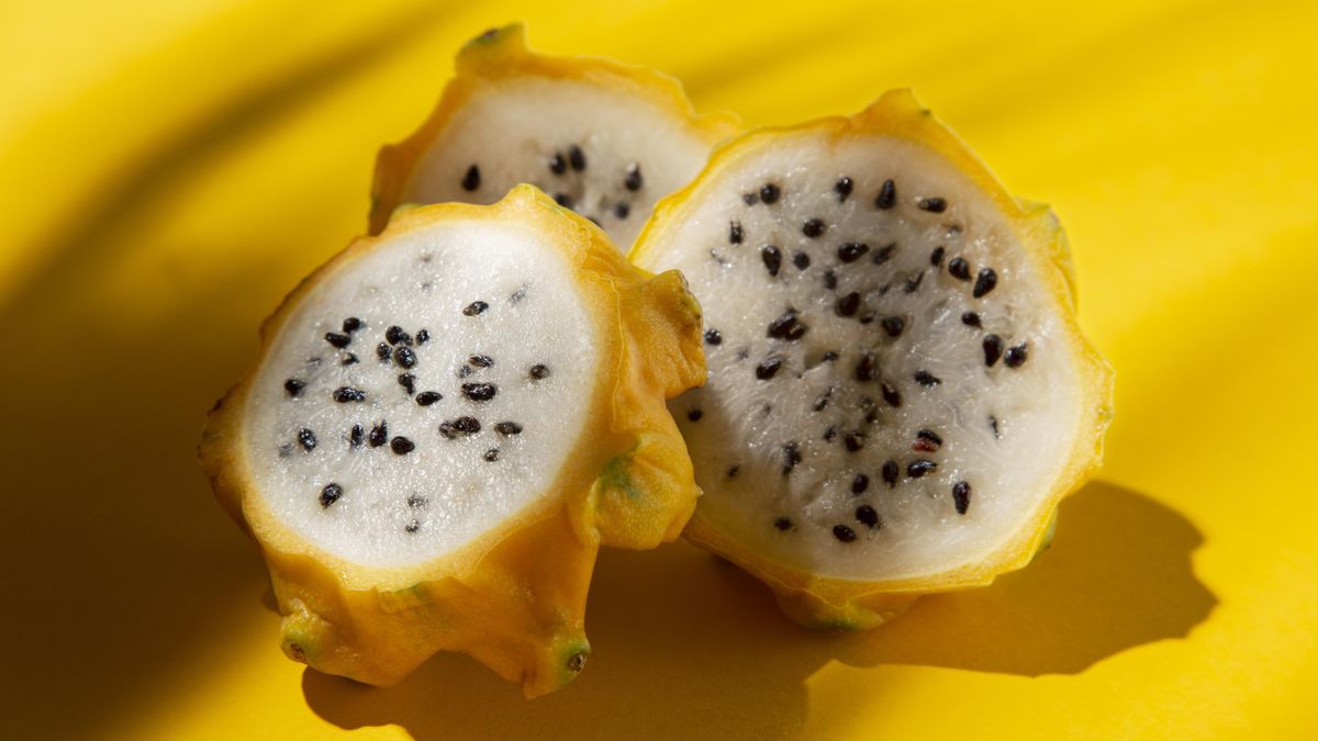 Pitaya de piel amarilla con pulpa clara.