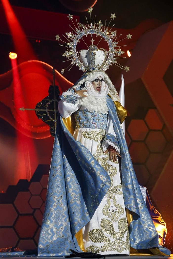 Drag Sethlas, con la fantasía '¡Mi cielo yo no hago milagros. Que sea lo que Dios quiera'. EFE/Elvira Urquijo