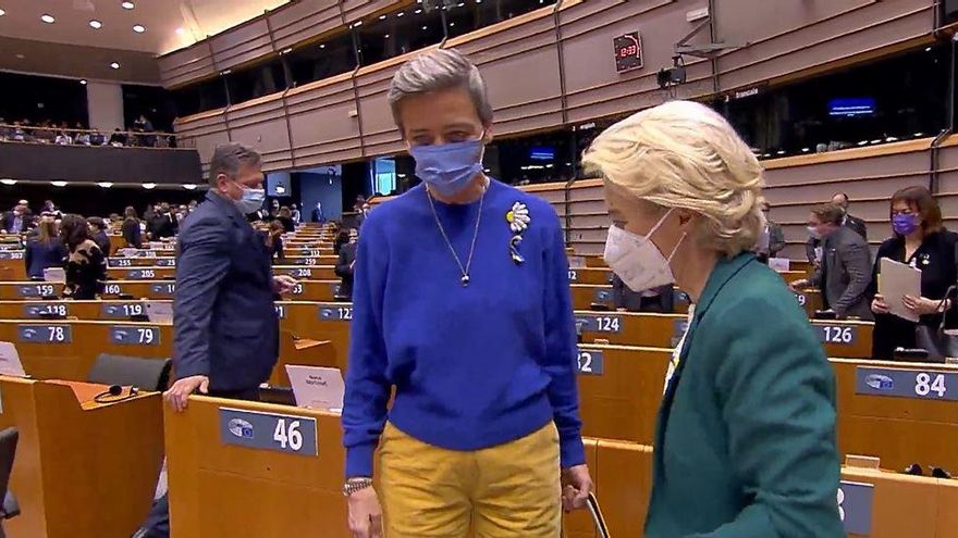 La vicepresidenta de la Comisión Europa, Margrethe Vestager, vestida con los colores de Ucrania, charla con la presidenta, Urusula Von der Leyen