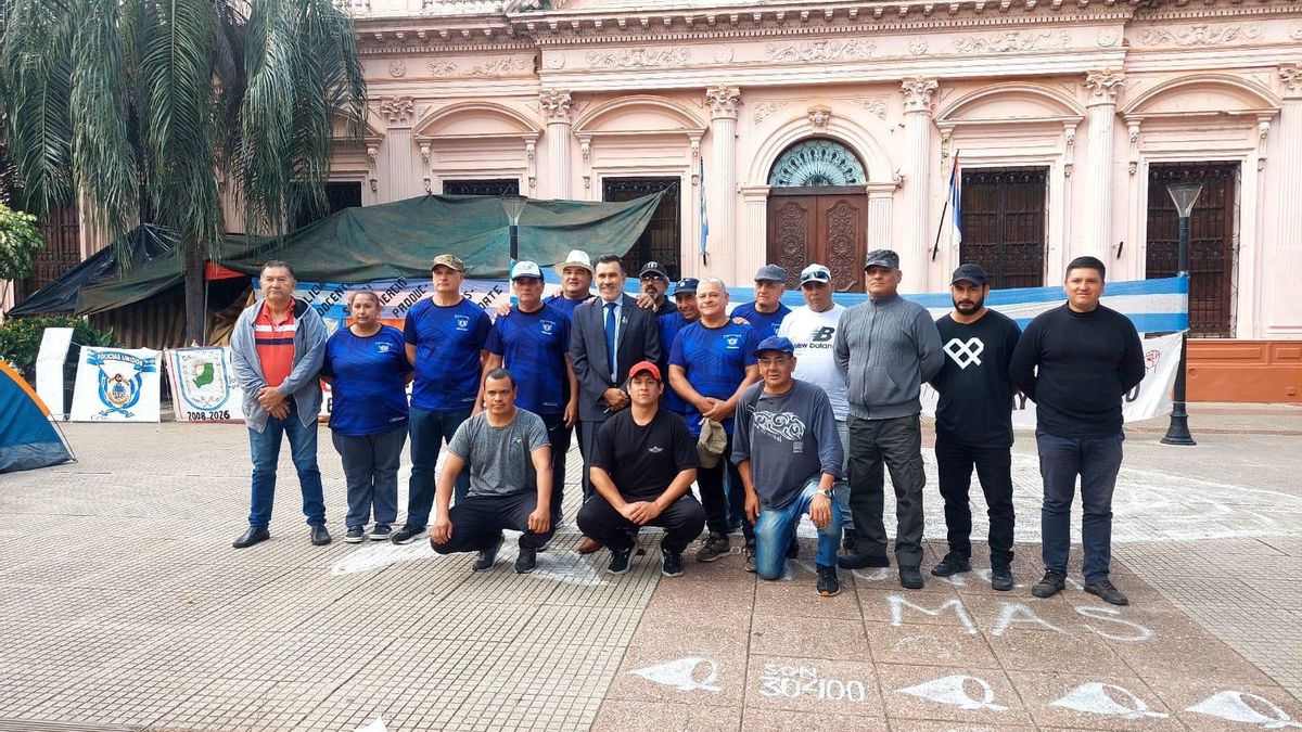 Policías de Misiones reclaman que su situación se regularice tras haber sido detenidos.