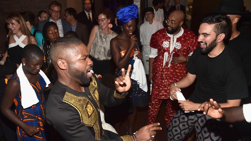 Madina Nalwanga, David Oyelowo y Lupita Nyong'o bailan junto a Zohran Mamdani en la premiere de Queen of Katwe, dirigida por Mira Nair, en 2017