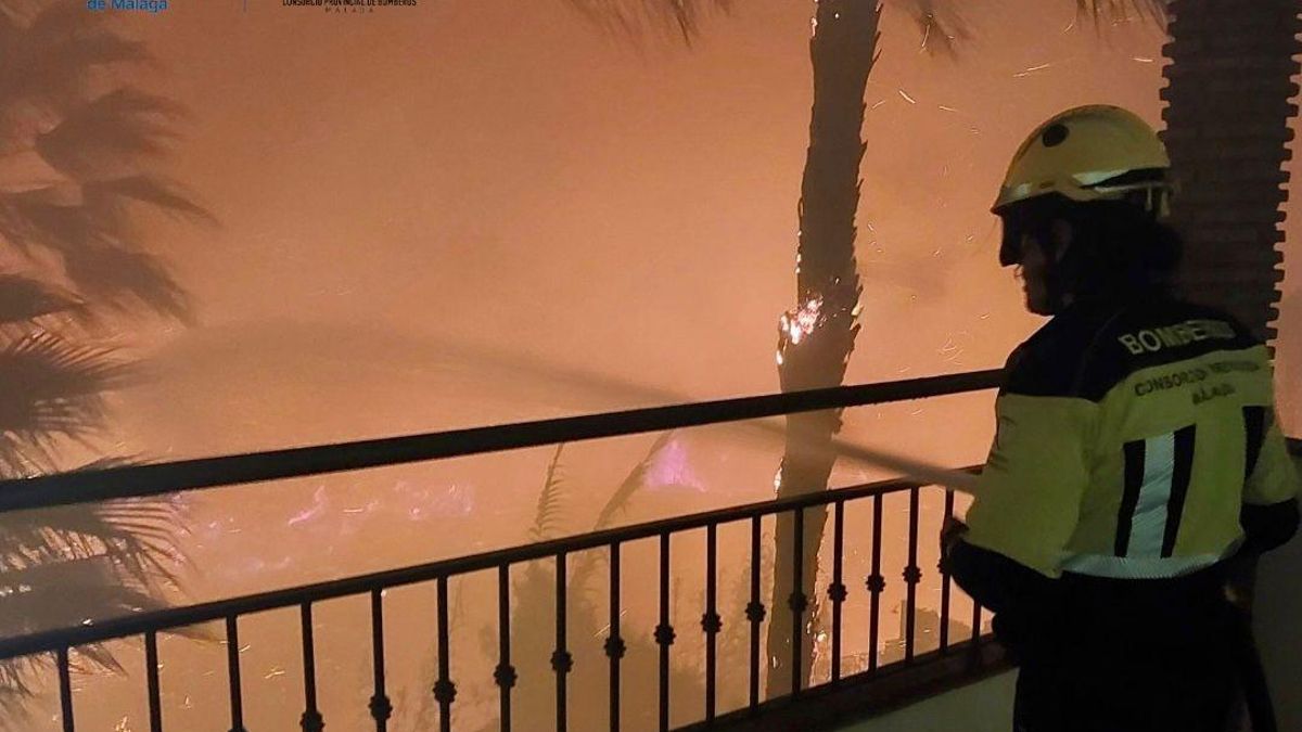 Un incendio rompe una tubería de saneamiento y provoca un vertido de fecales en la playa de Benalmádena