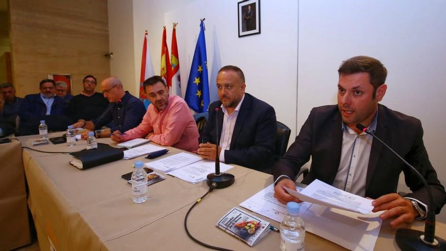 César Sánchez / ICAL El vicepresidente del Consejo Comarcal del Bierzo y portavoz de Coalición por el Bierzo, Iván Alonso (D), durante el pleno del Consejo en el que se ha aplazado el punto para debatir la dimisión o destitución de la consejera de Cultura, Josefa García Cirac, por sus declaraciones respecto a la Cruz de Peñalba