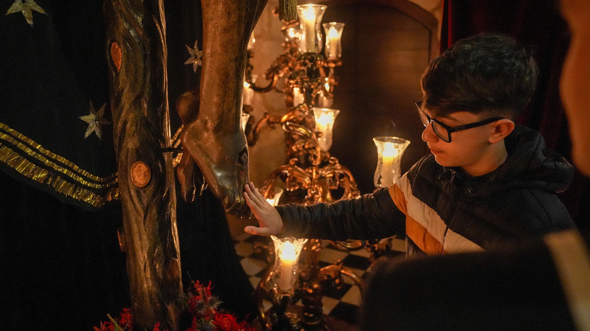 Los besapiés de Jesús Rescatado y del Cristo del Remedio de Ánimas, y el besamanos de Jesús, Divino Salvador, en su Prendimiento, en imágenes