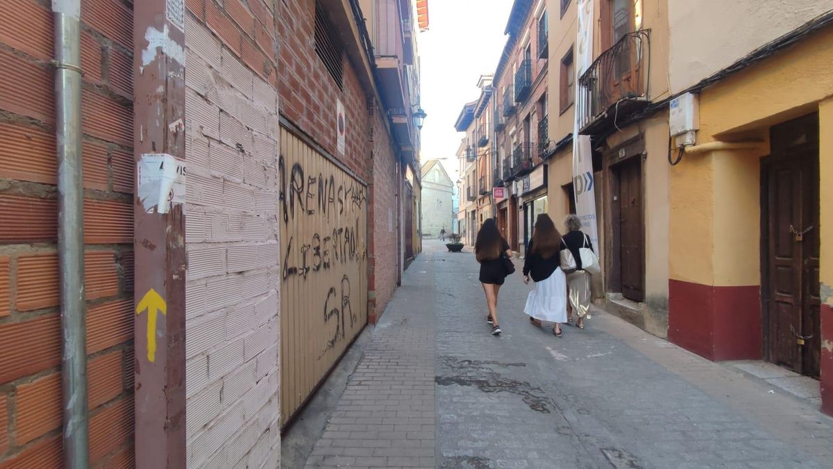 El 14 de julio se volvió a abrir la calle Herreros con normalidad pese a no apreciarse refuerzos en la vivienda dañada.