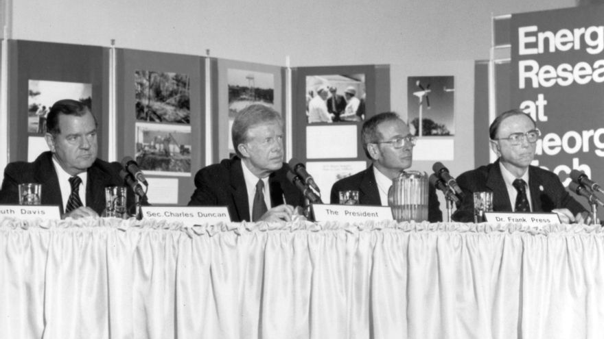 El presidente Jimmy Carter (segundo por la izquierda) junto a Frank Press.