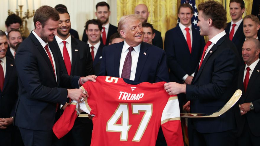 Donald Trump  recibe una camiseta de los Florida Panthers, la Casa Blanca.