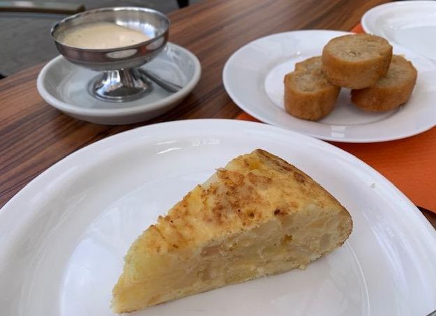 Tortilla Cafetería La Choza con pan frito y alioli.