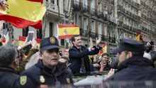 Pablo Casado saluda a los asistentes a la manifestación de Plaza de Colón