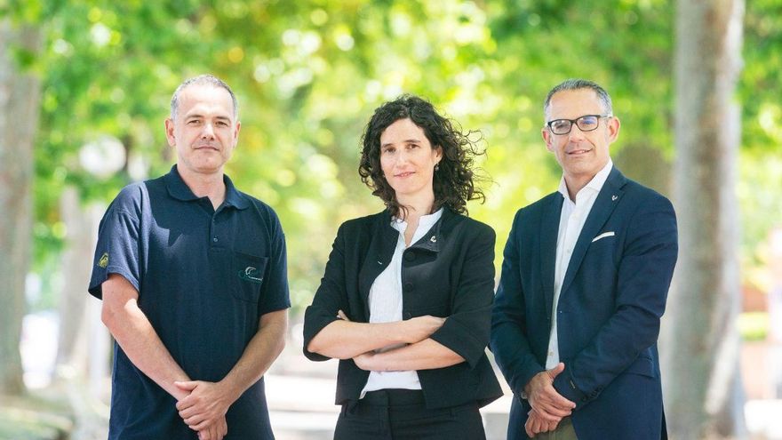 Unax Lertxundi y Gorka Orive, autores de la investigación (a los lados) junto a la también investigadora Saioa Domingo, que ha desarrollado su tesis sobre Farmacia Sostenible