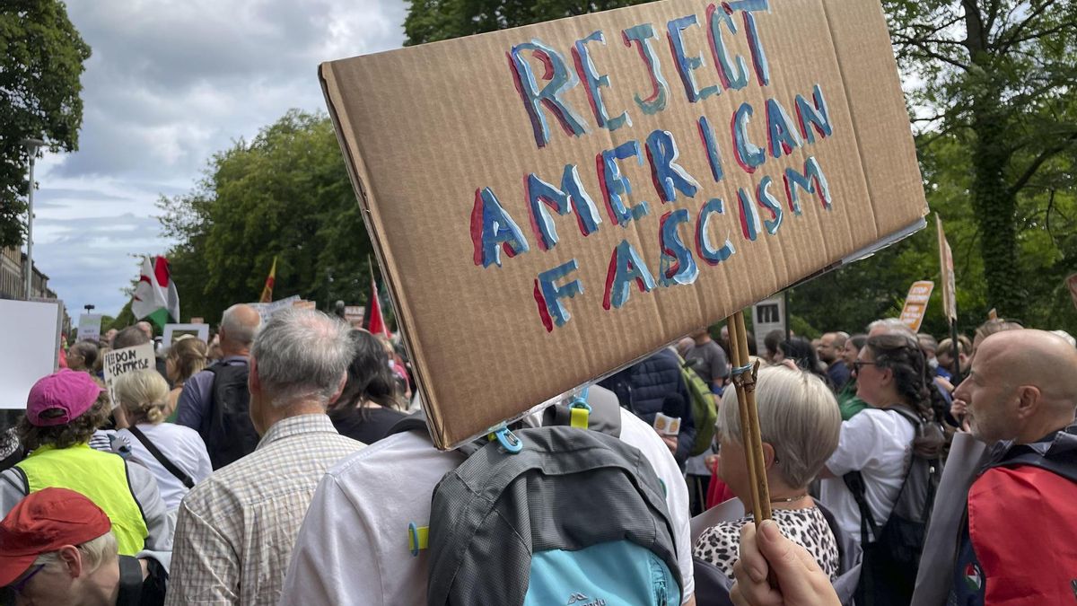 Protesta frente al consulado estadounidense en Edimburgo contra la visita de Trump