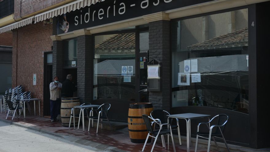 Dos vecinos de Milagro se toman un café en la terraza de un bar del pueblo