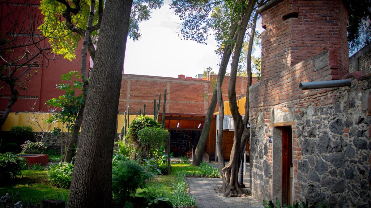 El patio de la casa donde vivieron León Trotski y su mujer Natalia Sedova permanece lleno de garitas de seguridad.