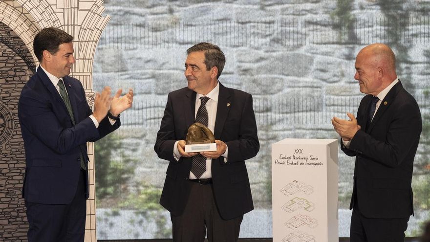 Agustín Azkarate recibe el Premio Euskadi de Investigación por su trabajo en la "arqueología de la arquitectura"