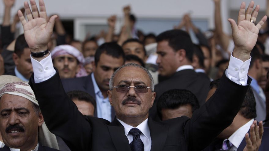 Ali Abdullah Saleh saluda a sus partidarios en Saná, Yemen, en 2011.